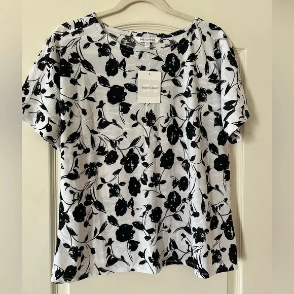 NWT Emily Daniel’s Floral Black & White Blouse Women's size medium - Picture 1 of 8
